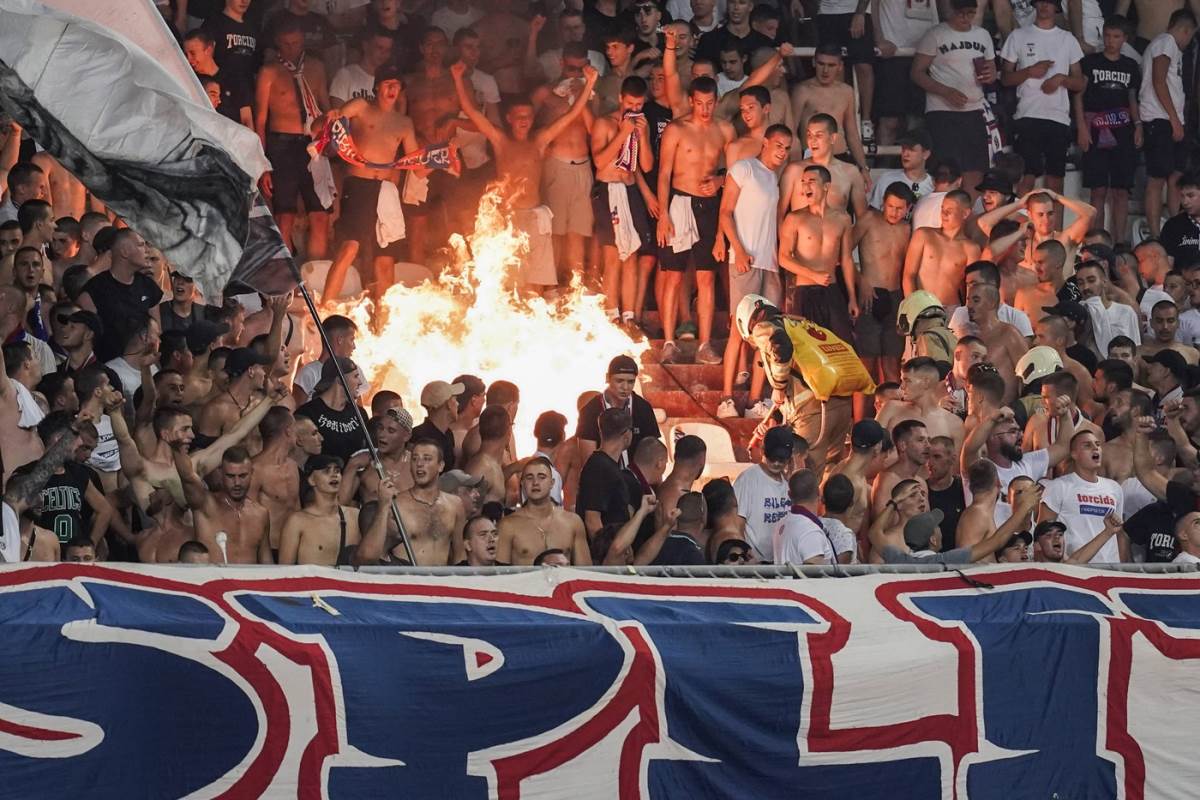 Navijači Torcide pale srpske zastave