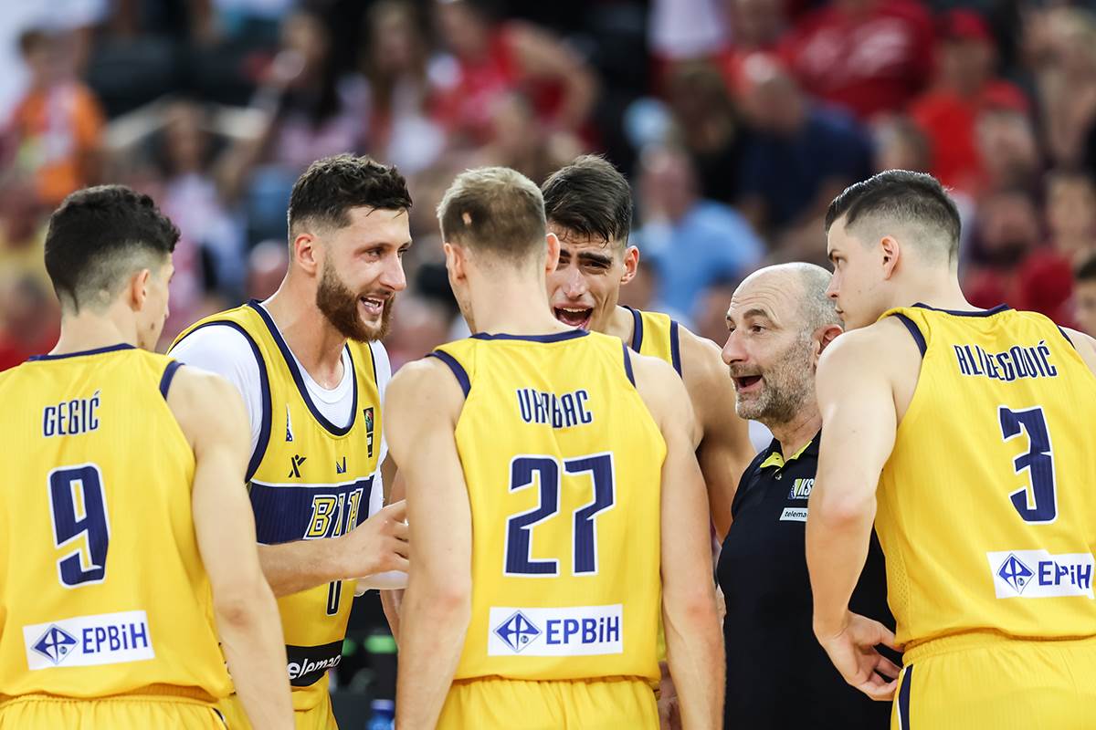 Jusuf Nurkić sa košarkašima Bosne i Hercegovine.