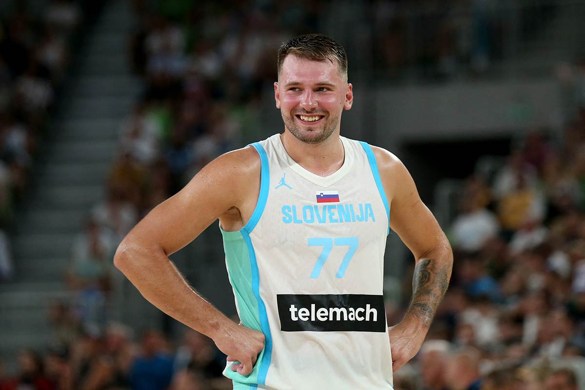 Luka Dončić drži ruke na bokovima u dresu Slovenije.