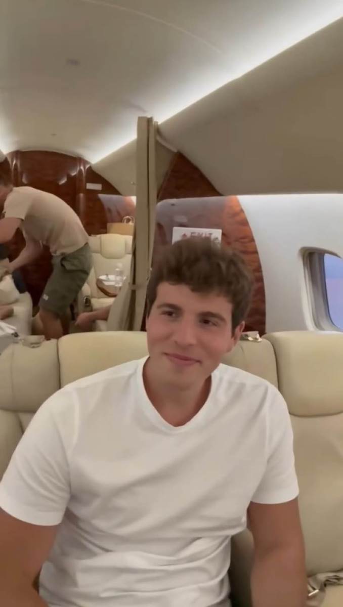 Zeljko Mitrović sa porodicom u novom avionu (2).jpg