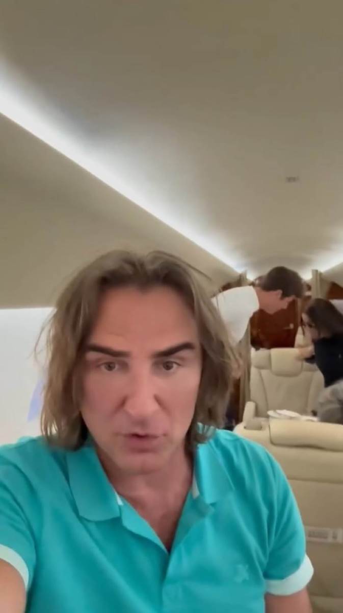 Zeljko Mitrović sa porodicom u novom avionu (1).jpg