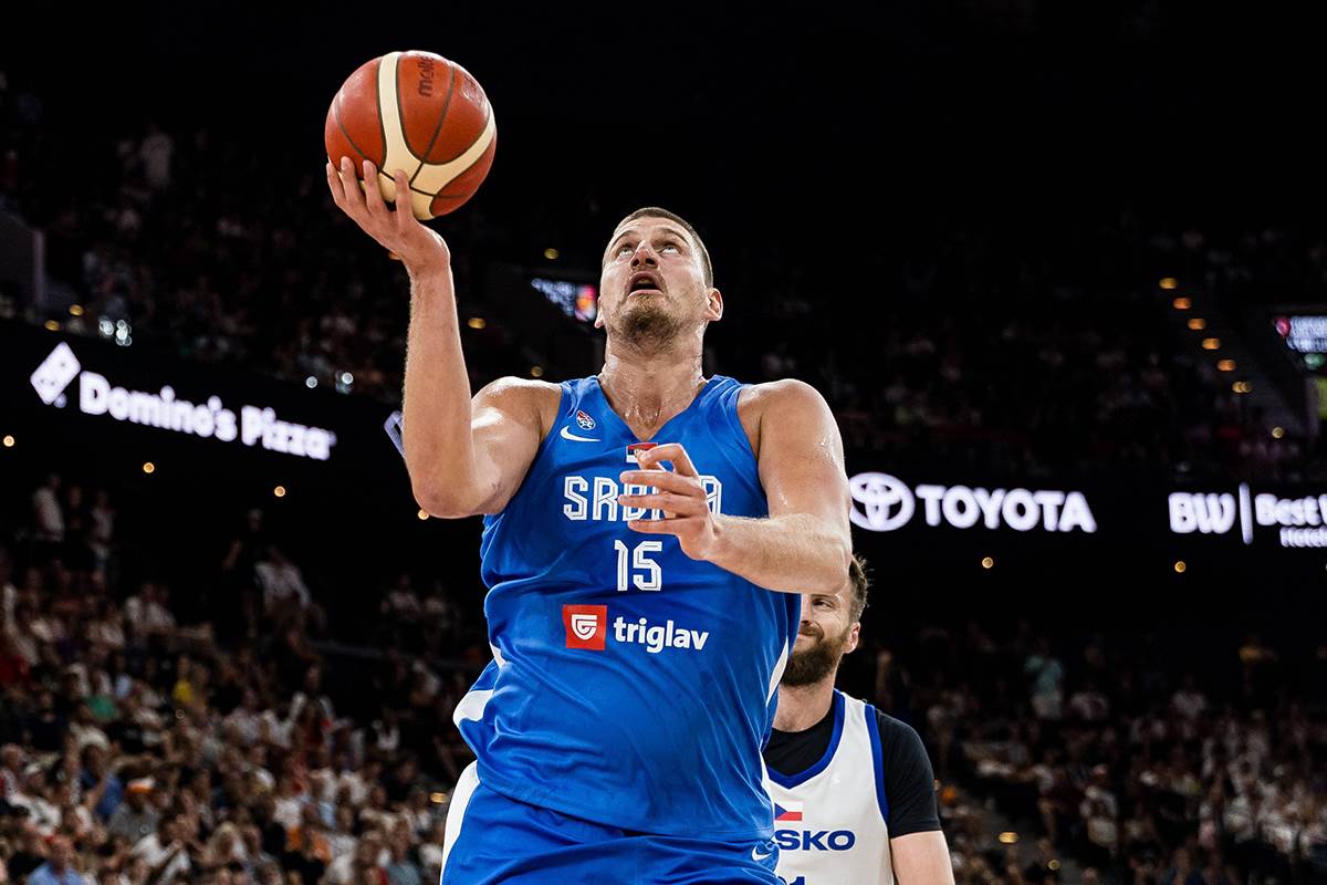 Nikola Jokić sa loptom u ruci u dresu Srbije.