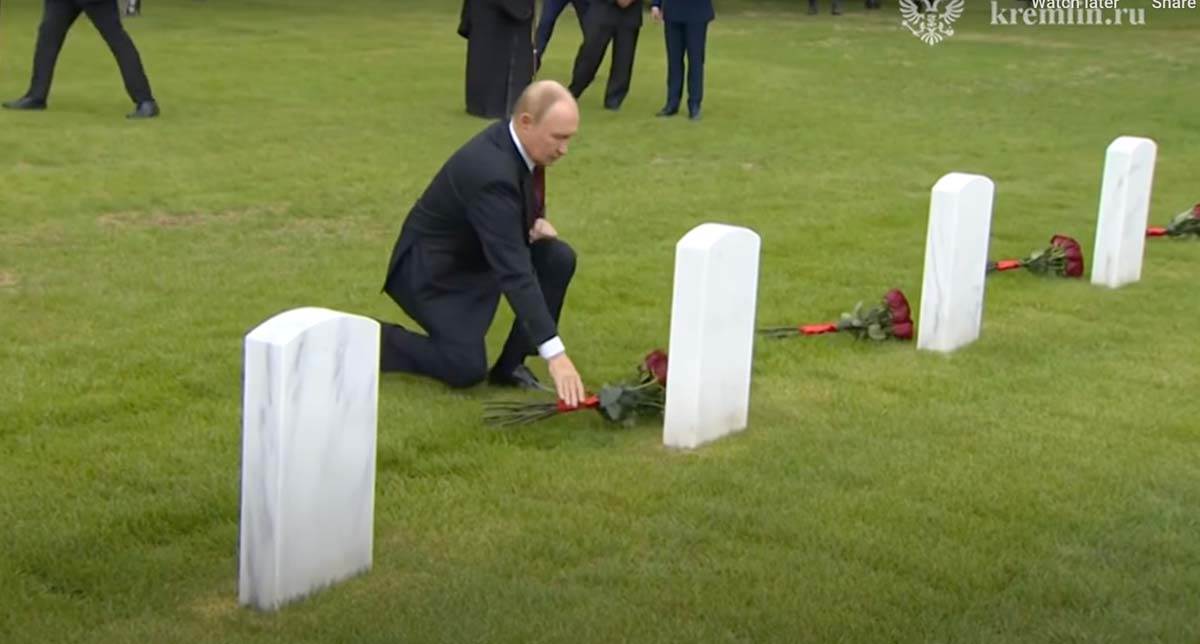 Vladimir Putin polaže cveće na grobove sovjetskih vojnika na Aljasci 1.jpg