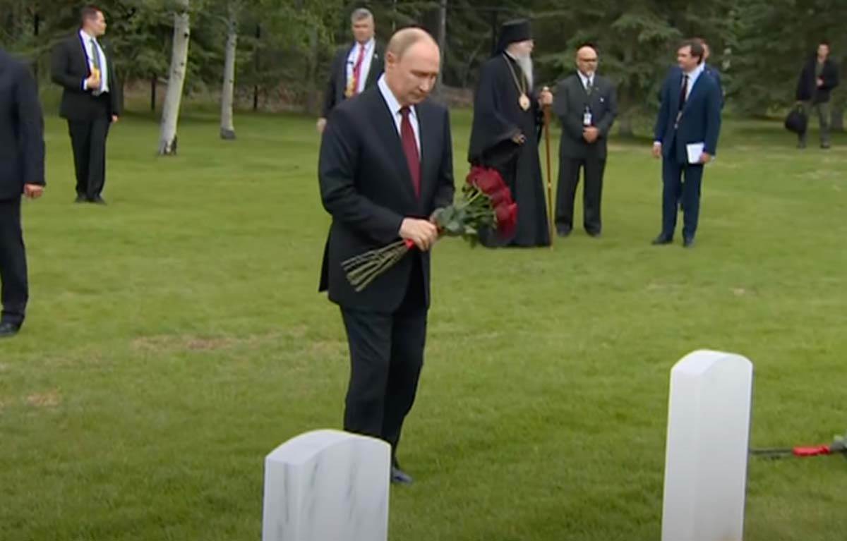 Vladimir Putin polaže cveće na grobove sovjetskih vojnika na Aljasci 2.jpg