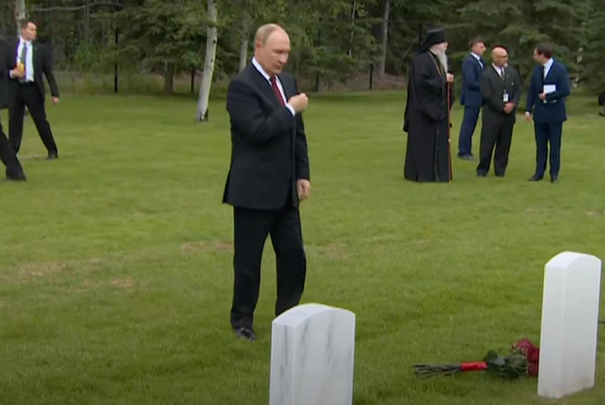 Vladimir Putin polaže cveće na grobove sovjetskih vojnika na Aljasci 3.jpg