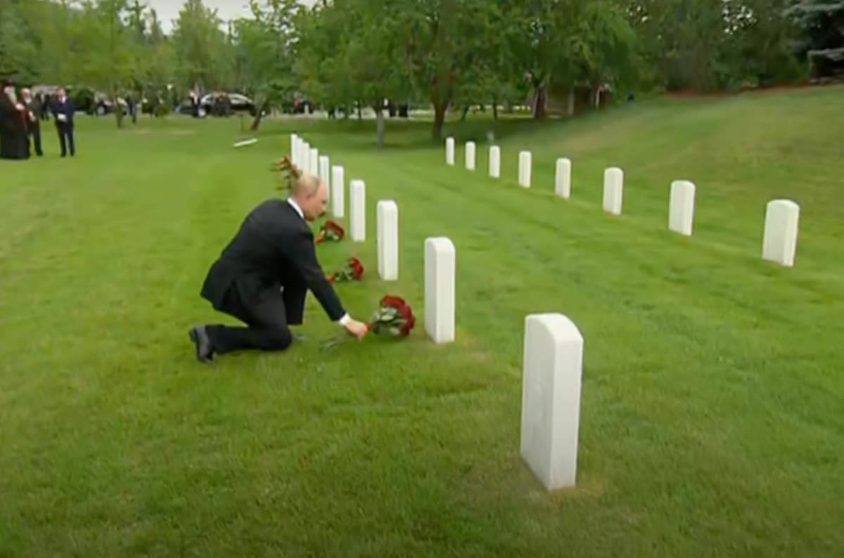 Vladimir Putin polaže cveće na grobove sovjetskih vojnika na Aljasci 5.jpg