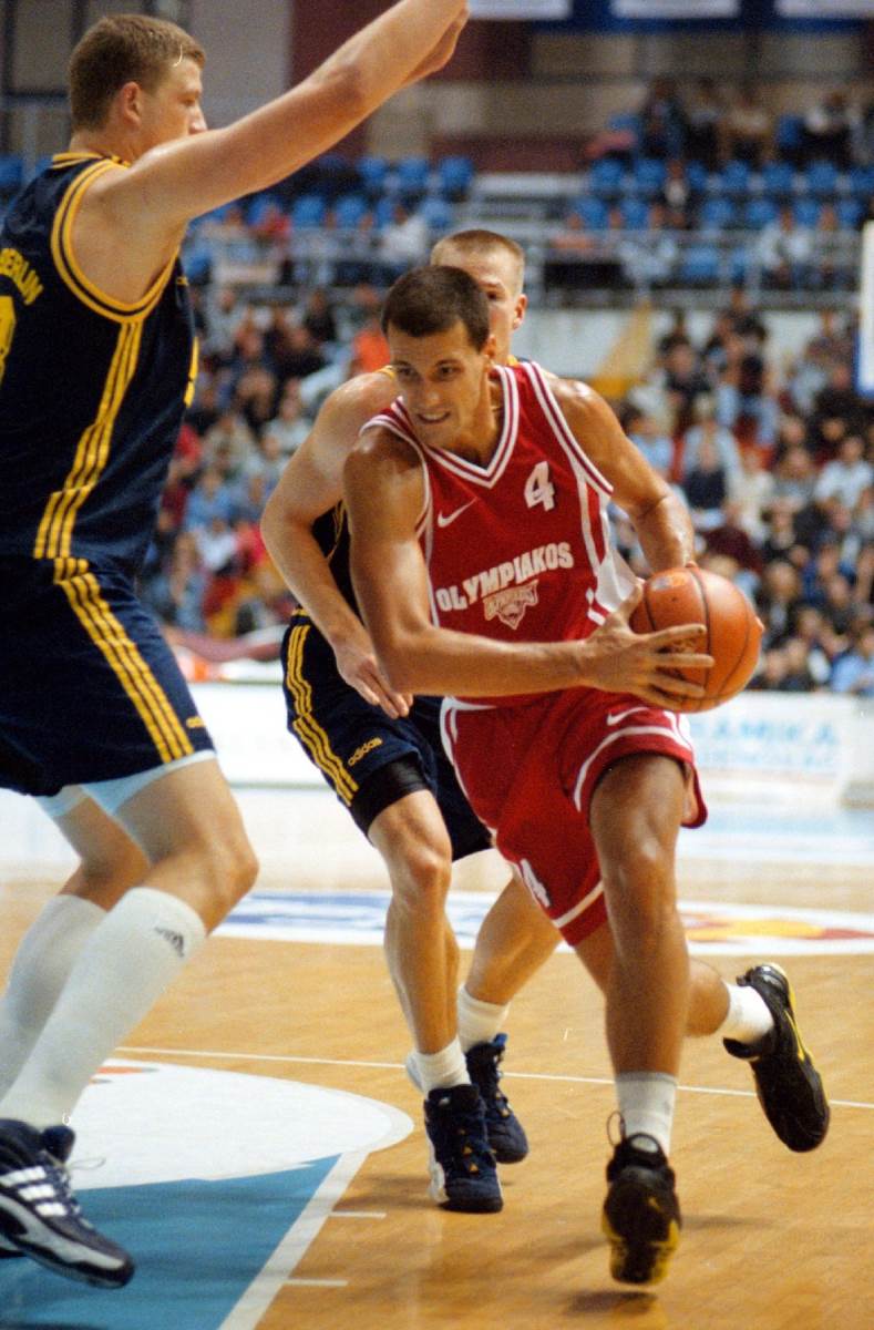 Arijan Komazec u prodoru na utakmici Olimpijakos Alba u Pioniru