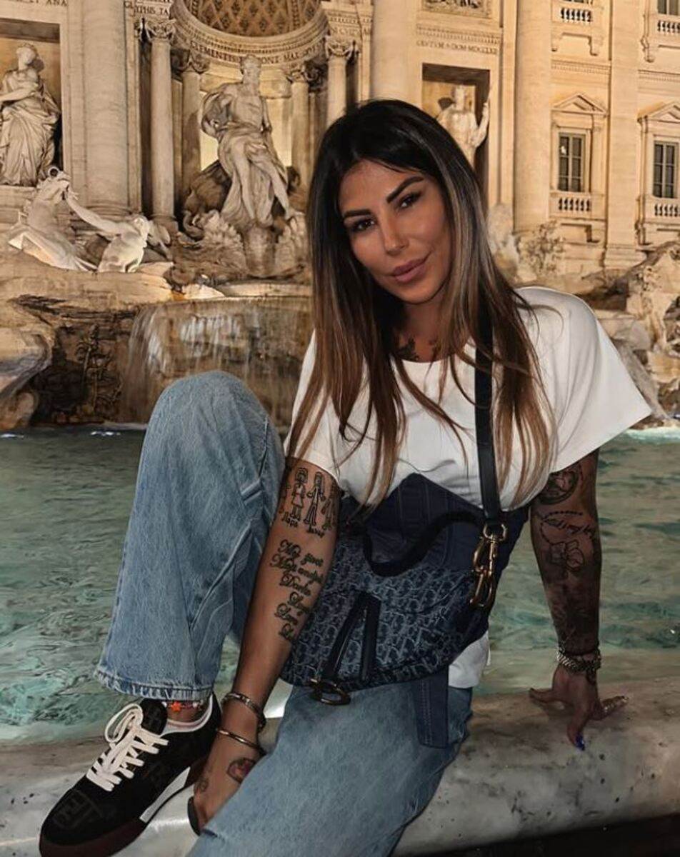 Zorana Miličić supruga Darka Miličića na fontani u Rimu