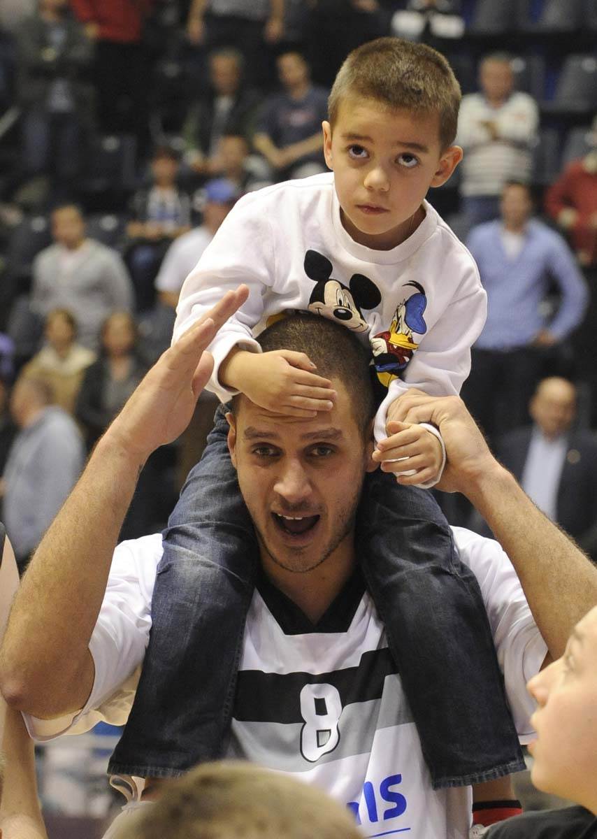 Saša Pavlović sa sinom Lukom 4.jpg