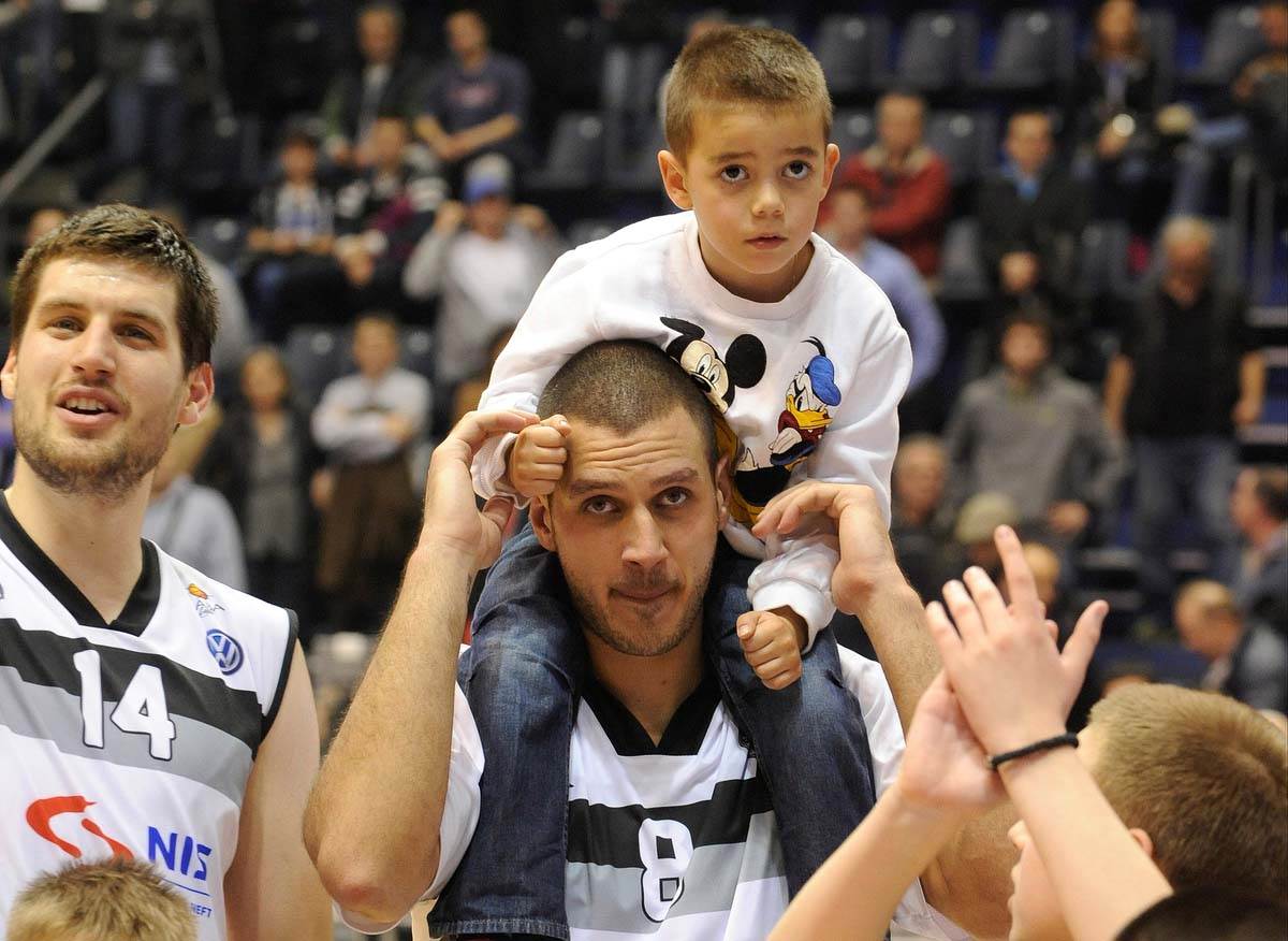 Saša Pavlović sa sinom Lukom 5.jpg