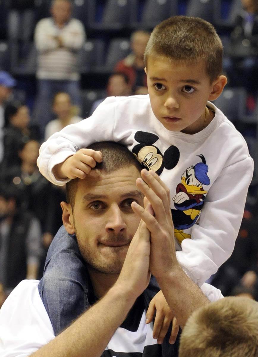Saša Pavlović sa sinom Lukom 6.jpg