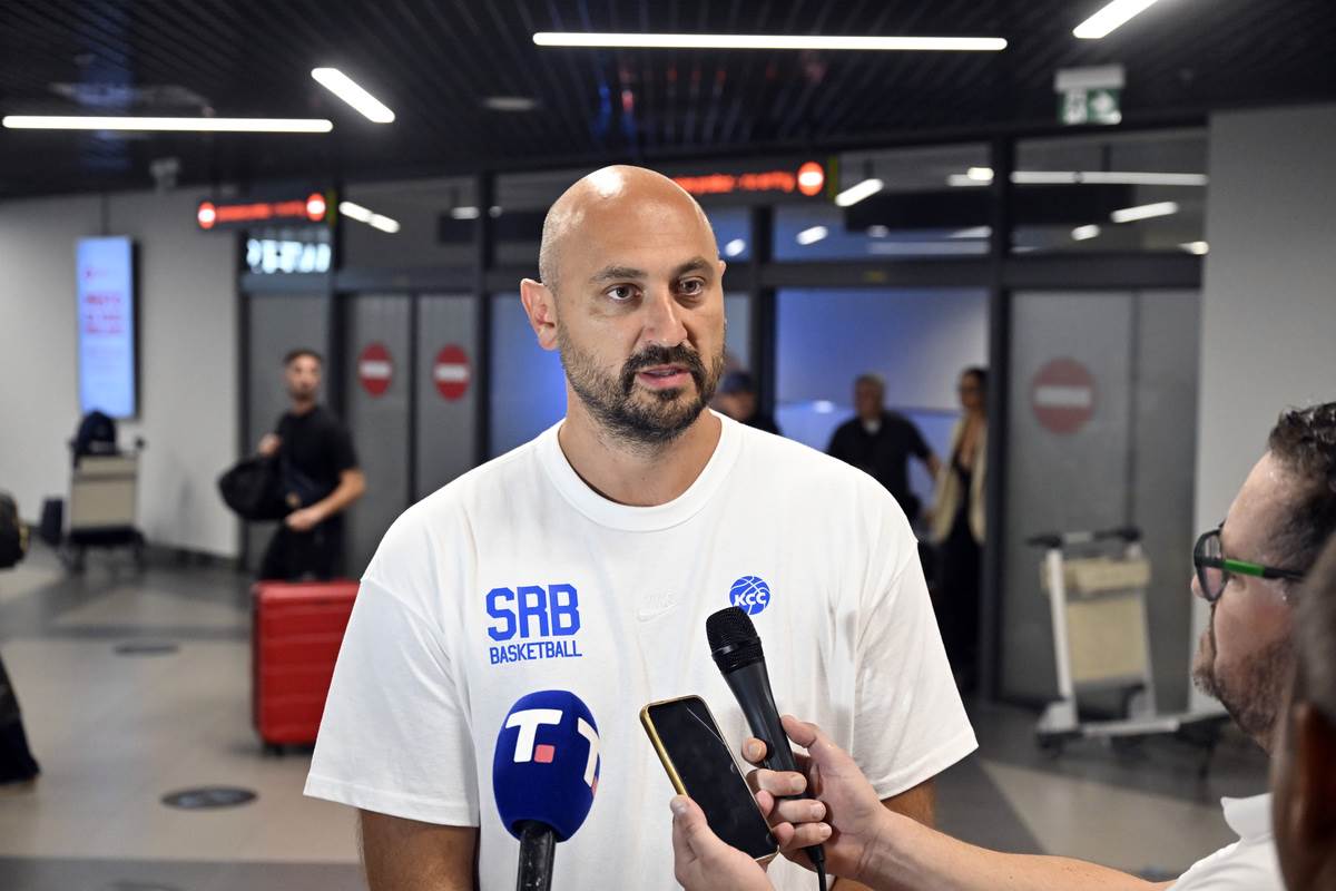 Nenad Krstić daje izjavu na aerodromu posle dočeka Orlića