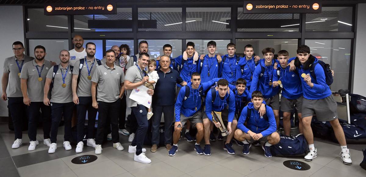 Doček kadeta Srbije posle osvajanja evropskog zlata (9).JPG