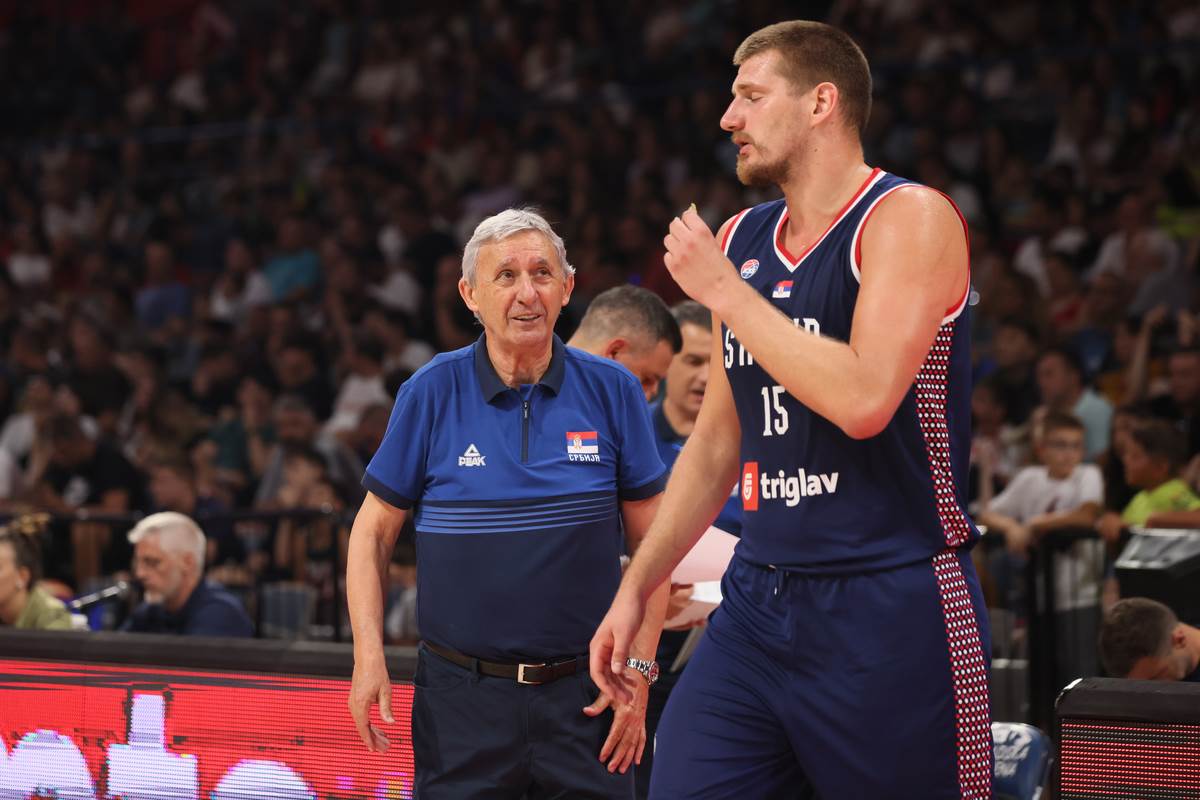 Svetislav Pešić i Nikola Jokić na tajm-autu Srbije