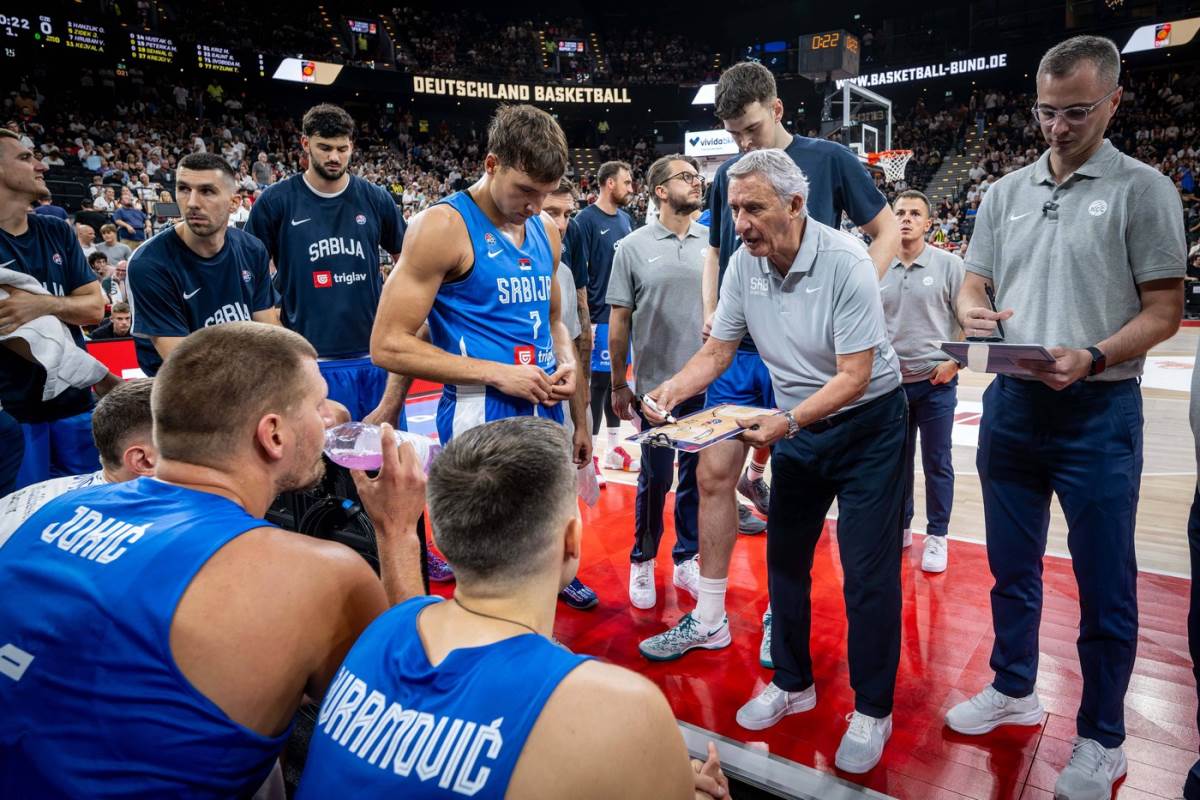 Svetislav Pešić drži tajm-aut Srbiji