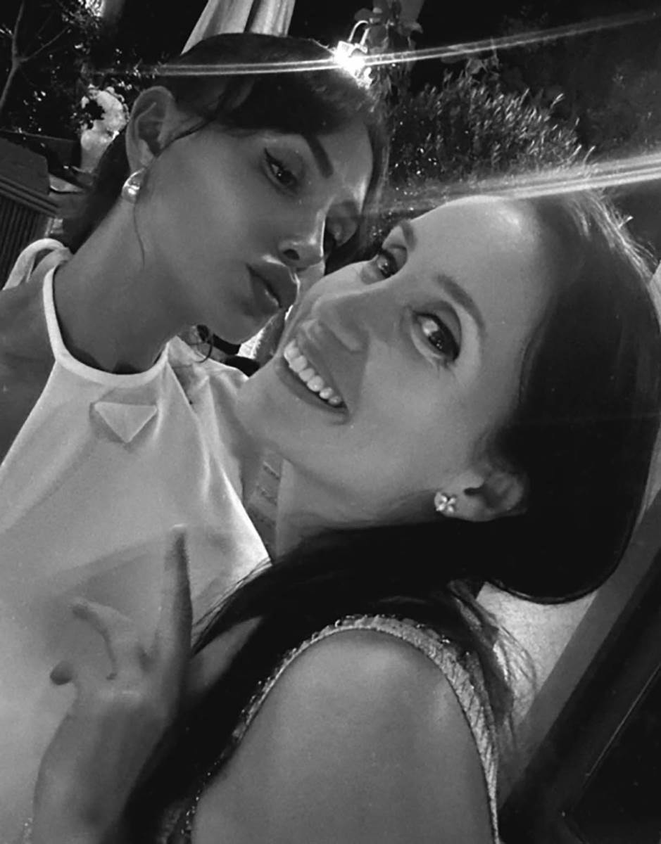 Emina Jahović sa setrom u provodu (2).jpg