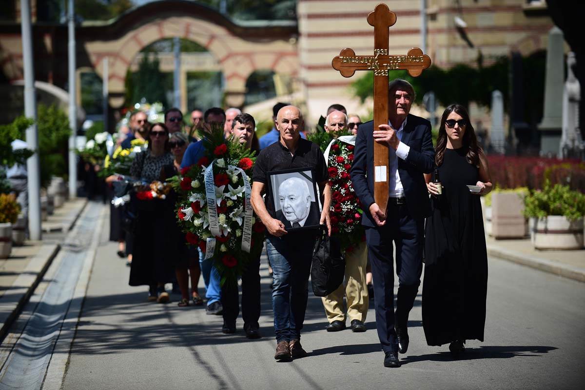 Den Tana Sahrana 4.jpg