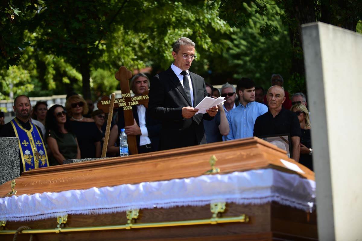 Den Tana Sahrana 8.jpg