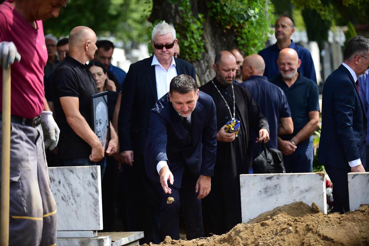 Den Tana Sahrana 10.jpg