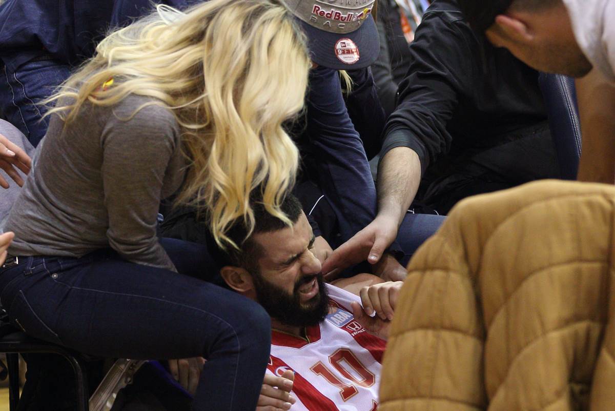 Branko Lazić se bacio u prvi red tribina