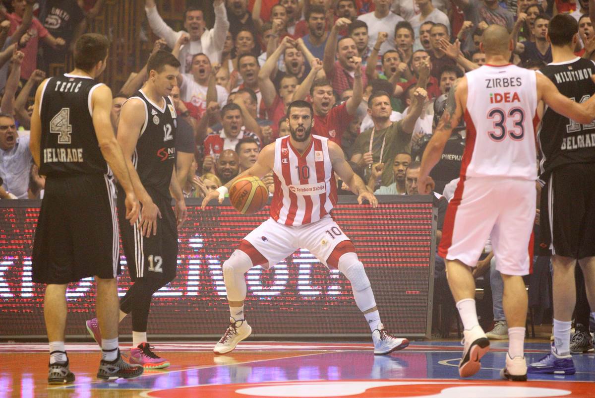 Branko Lazić zakucavanje preko Saše Pavlovića