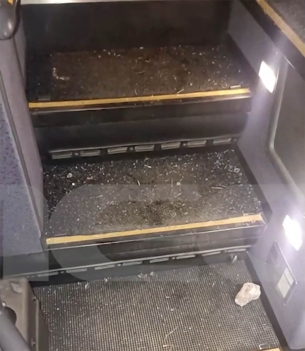 kamenovan autobus sa srpkim turistima u Grčkoj (4).jpg