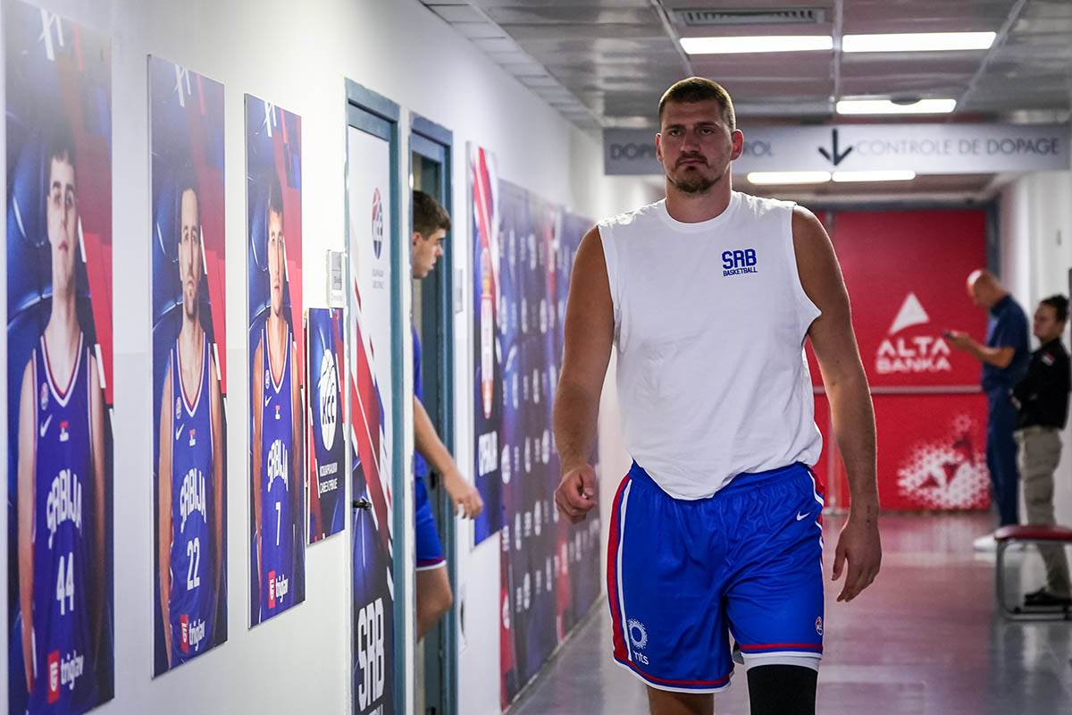 Zagrevanje pred utakmicu Srbija Slovenija (2).jpg