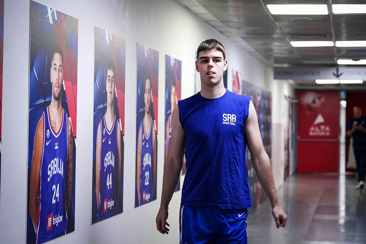 Zagrevanje pred utakmicu Srbija Slovenija (3).jpg