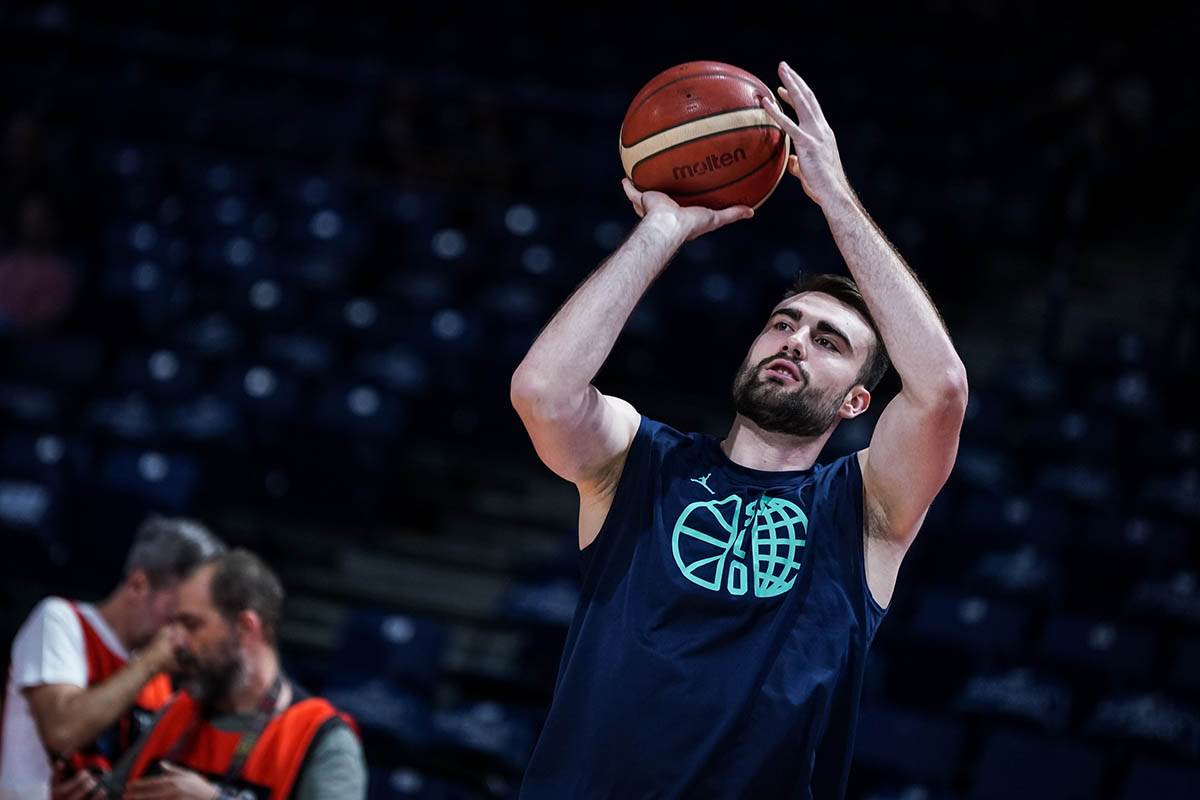 Zagrevanje pred utakmicu Srbija Slovenija (11).jpg