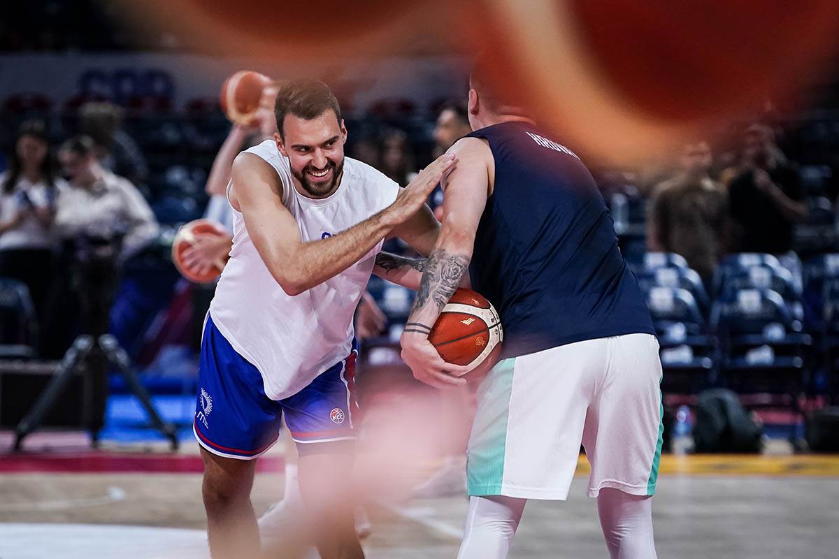 Zagrevanje pred utakmicu Srbija Slovenija (12).jpg