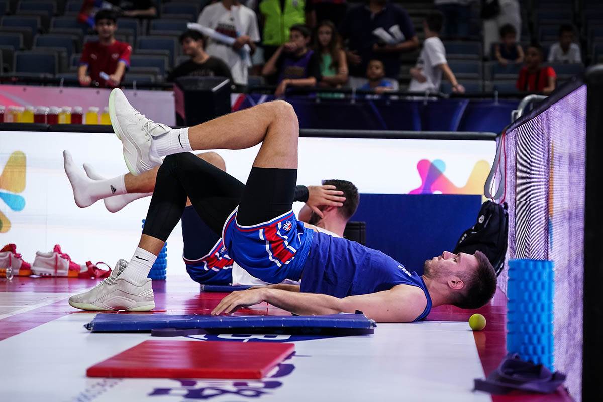 Zagrevanje pred utakmicu Srbija Slovenija (15).jpg