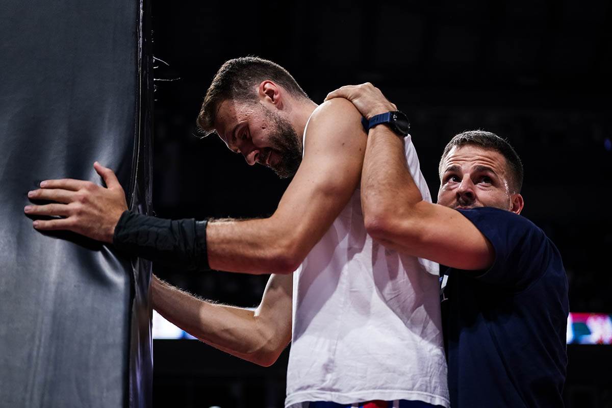 Zagrevanje pred utakmicu Srbija Slovenija (18).jpg