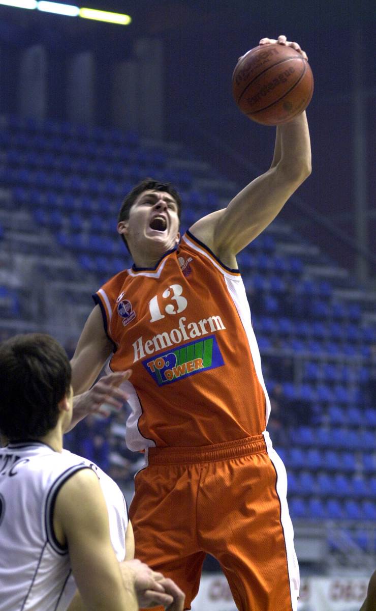 Darko Miličić hvata skok protiv Nenada Krstića na Hemofarm Partizan