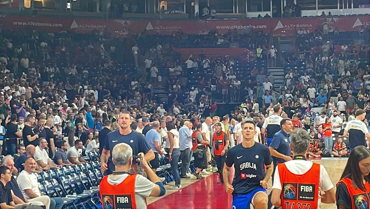 Nikola Jokić na zagrevanju.jpg