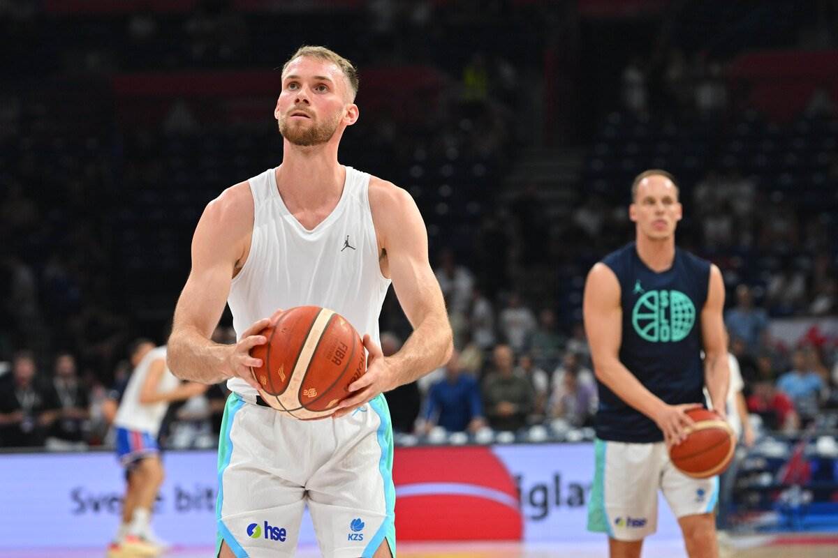 Zagrevanje pred utakmicu Srbija-Slovenija (18).JPG