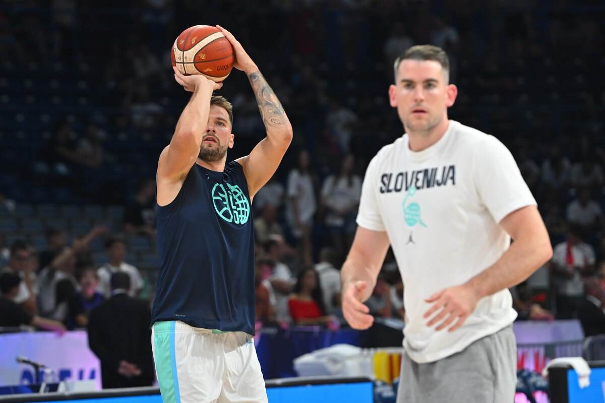 Zagrevanje pred utakmicu Srbija-Slovenija (19).JPG