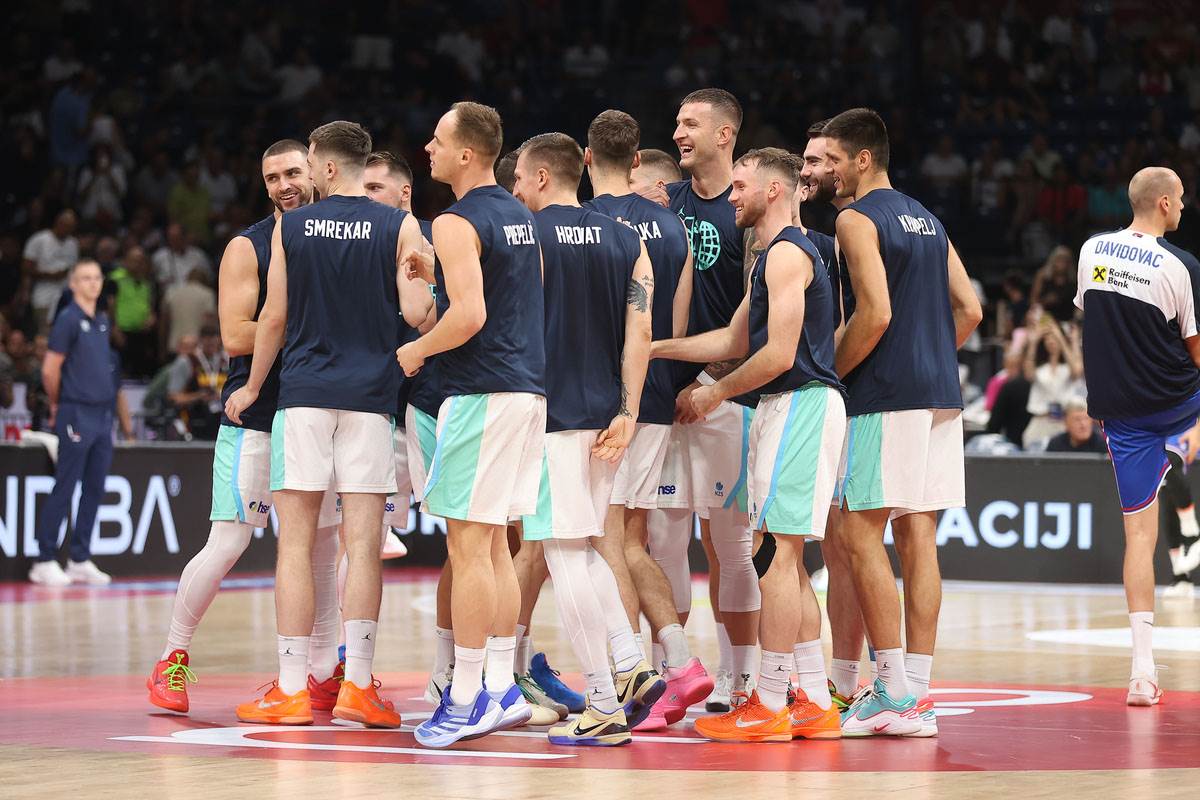 Zagrevanje pred utakmicu Srbija-Slovenija (1).jpg