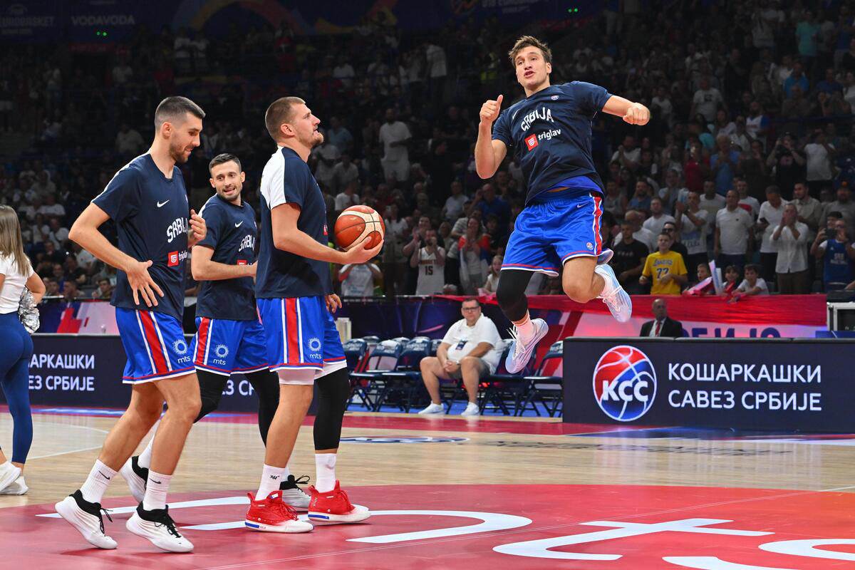 Zagrevanje pred utakmicu Srbija-Slovenija (2).jpg