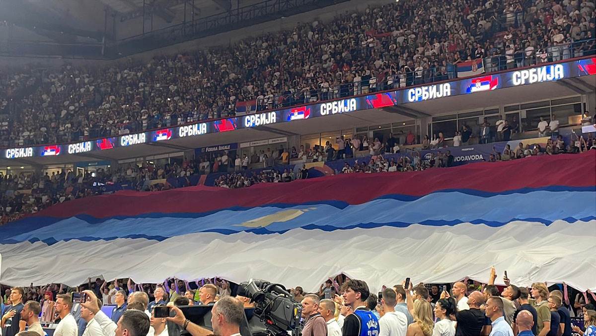 Himna Bože pravde u Areni i srpska zastava