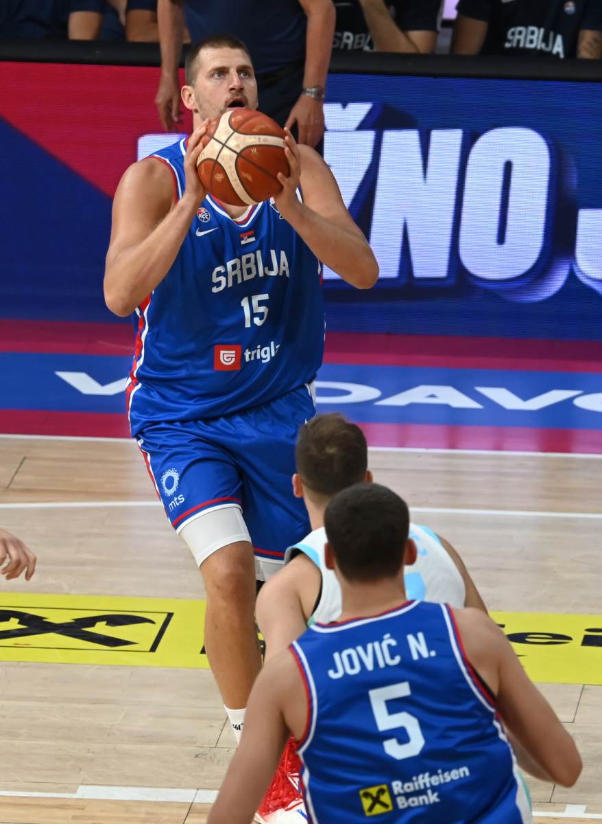 Nikola Jokić daje koš na Srbija Slovenija