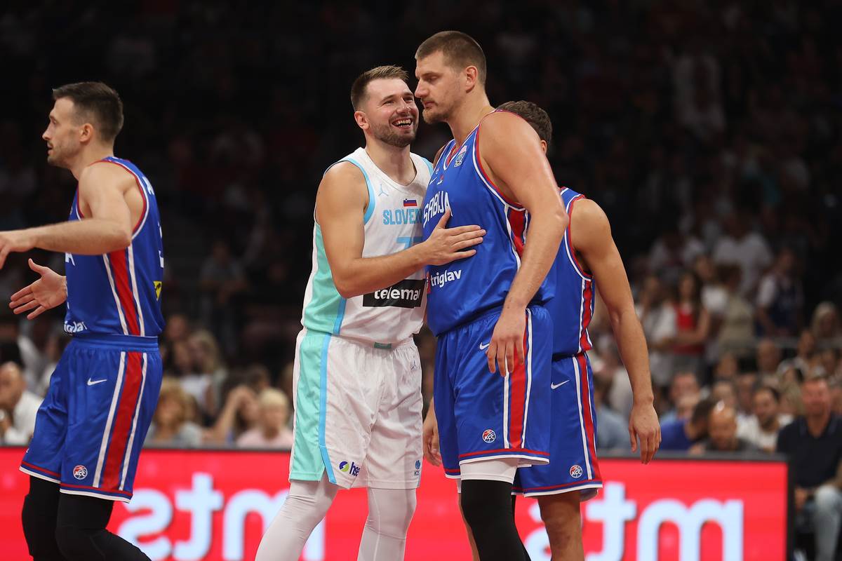 Nikola Jokić i Luka Dončić razgovaraju na Srbija Slovenija