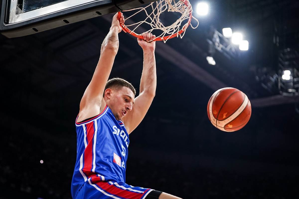 Nikola Jović zakucava na meču protiv Slovenije