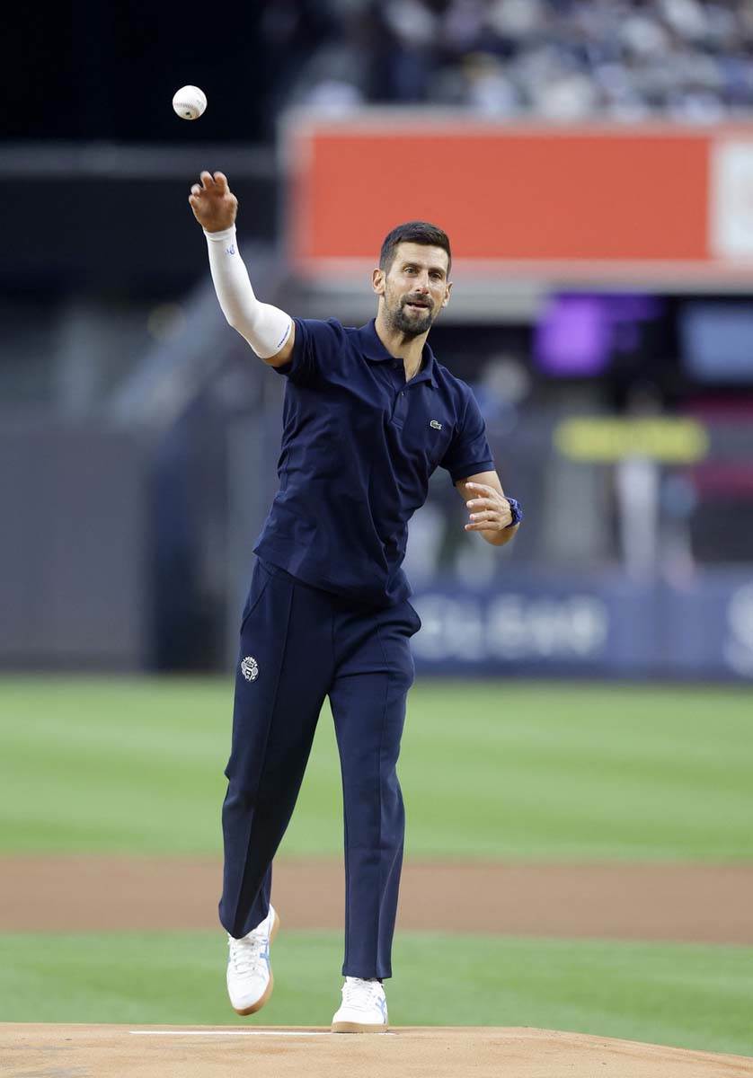 Novak Đoković baca lopticu na bejzbol meču 1.jpg