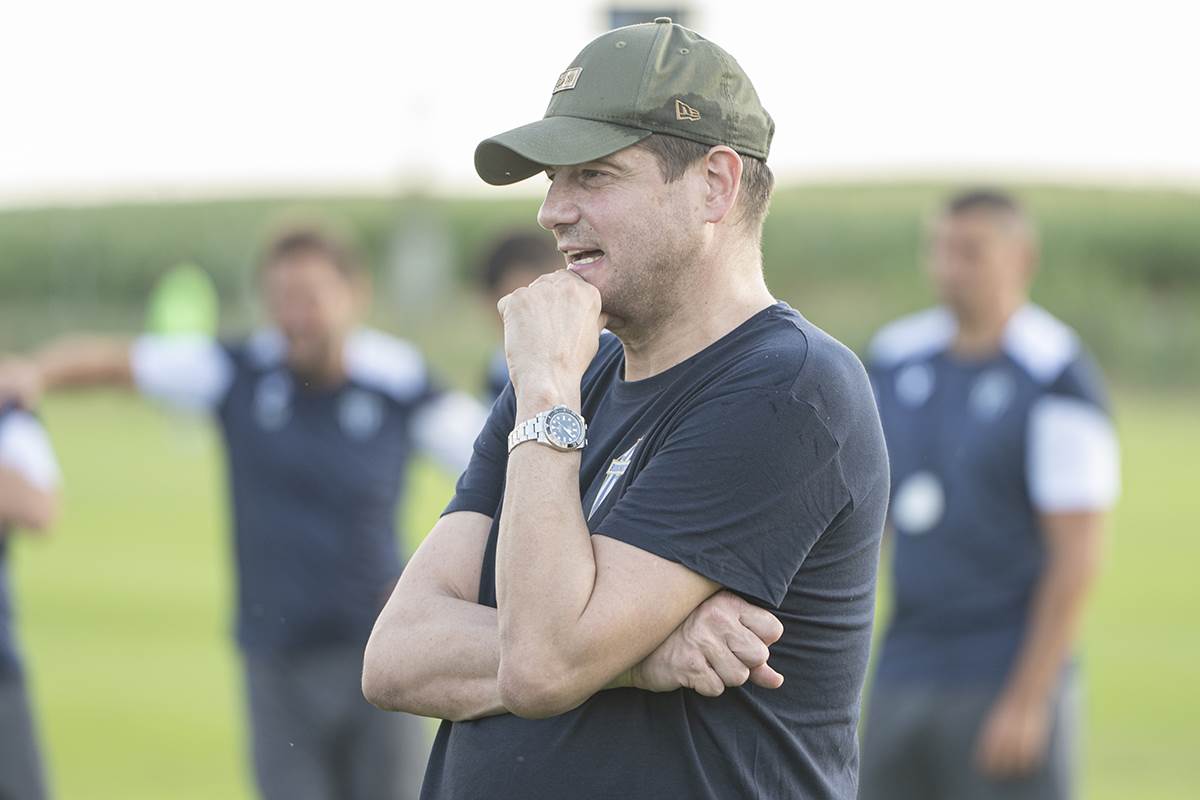 Nenad Lalatović sa kačketom na treningu.