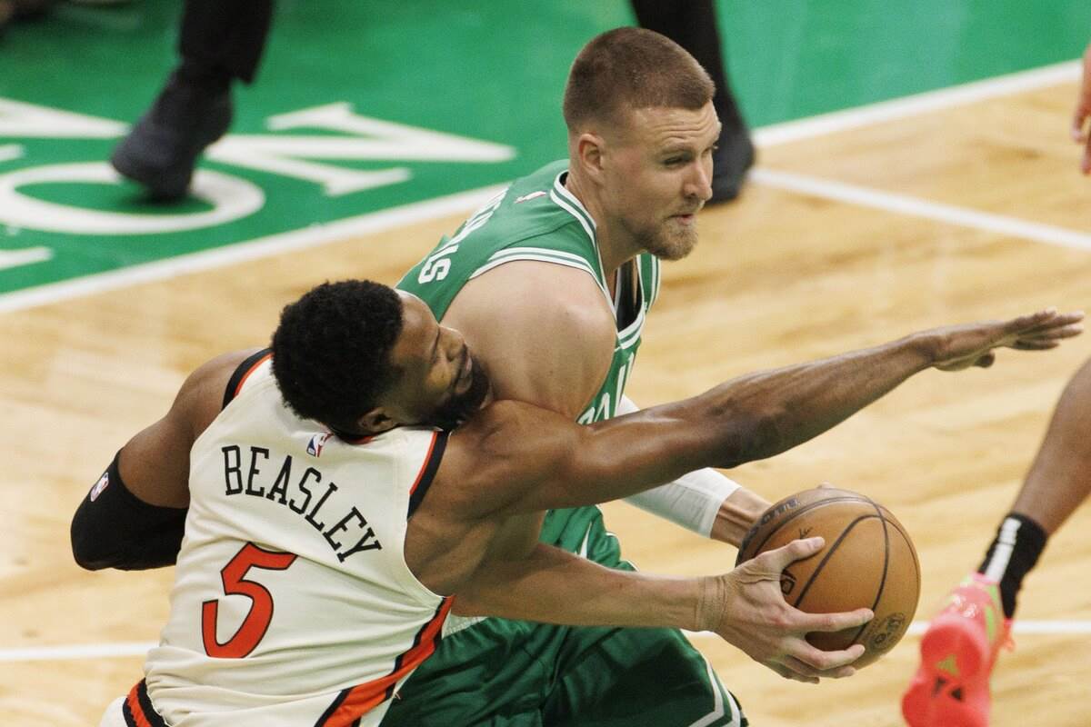 Malik Bizli u duelu sa Kristapsom Porzingisom na Boston Njujork