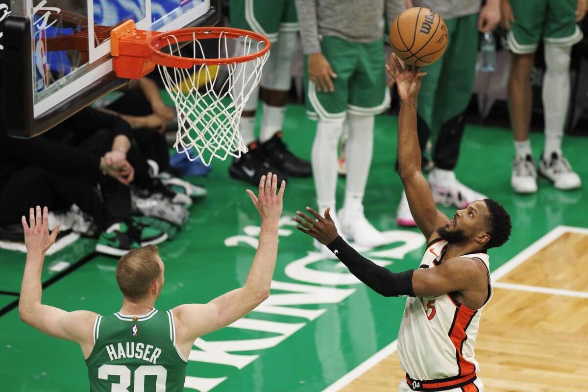 Malik Bizli daje koš protiv Bostona preko Hausera