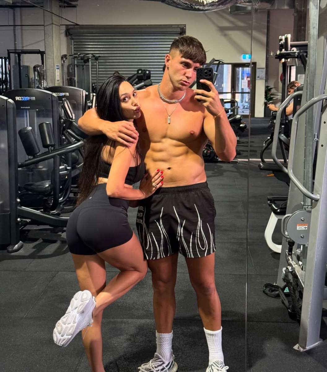 Skarlet Vas sa mužem koji joj je polubrat