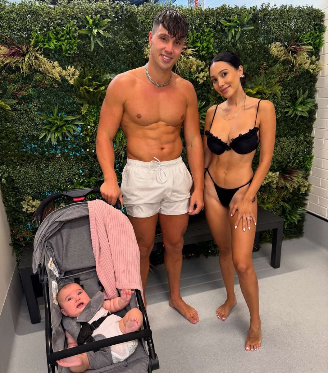 Skarlet Vas sa mužem koji joj je polubrat