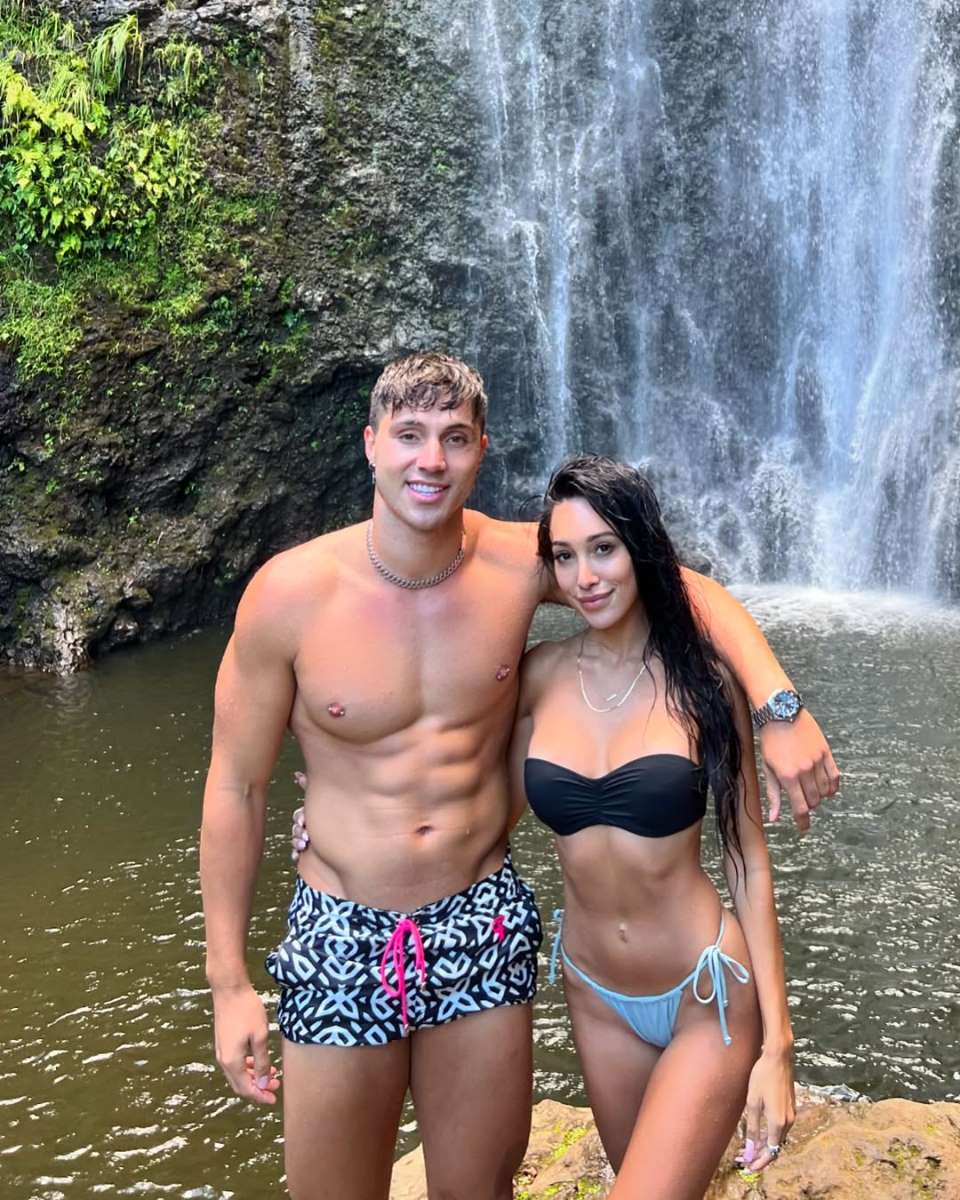 Skarlet Vas sa mužem koji joj je polubrat