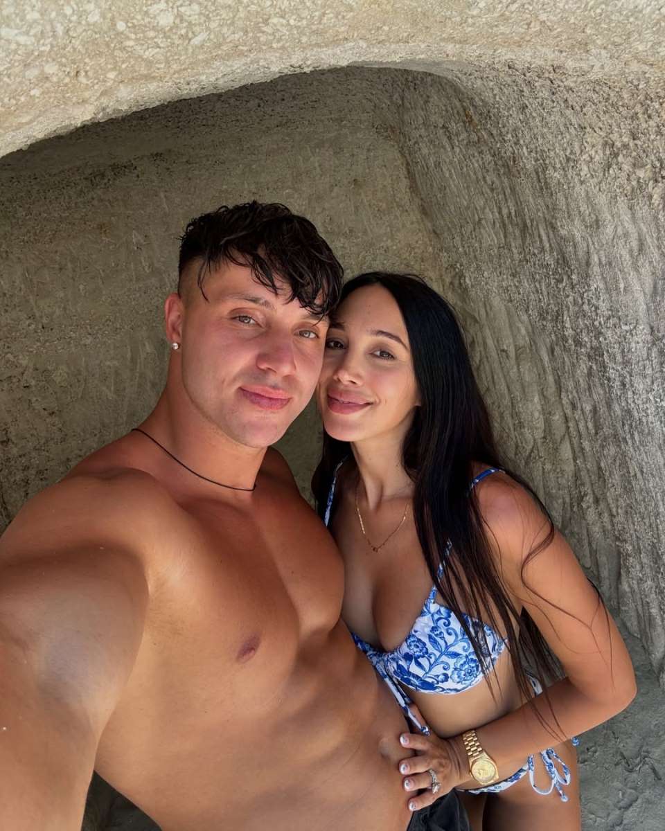 Skarlet Vas sa mužem koji joj je polubrat